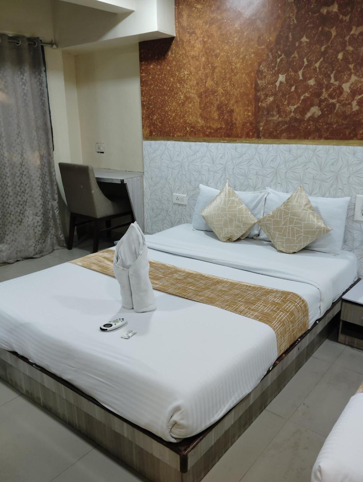 Hotel Crystal Park Near Nesco Exhibition Center 孟买 外观 照片