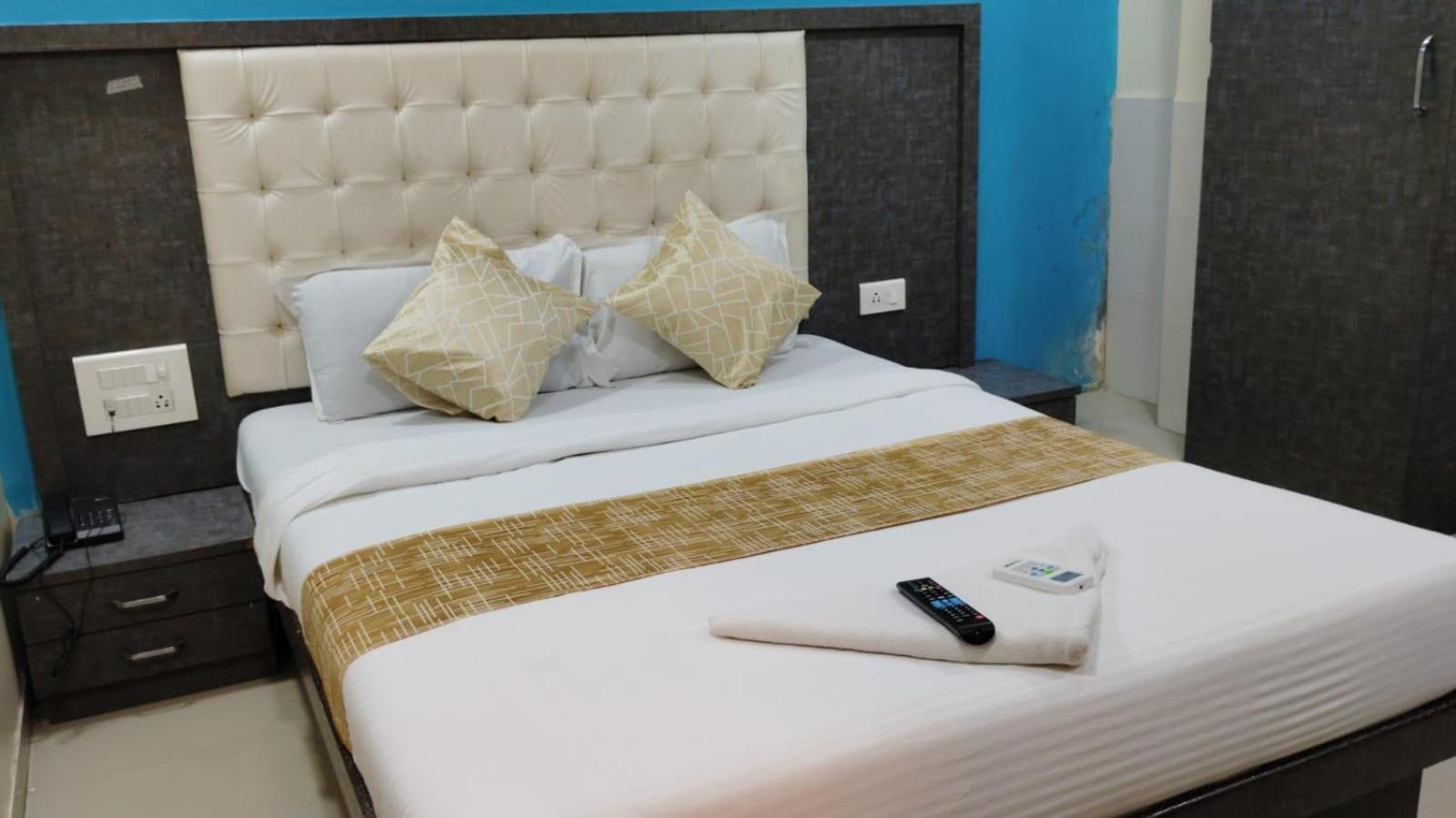 Hotel Crystal Park Near Nesco Exhibition Center 孟买 外观 照片