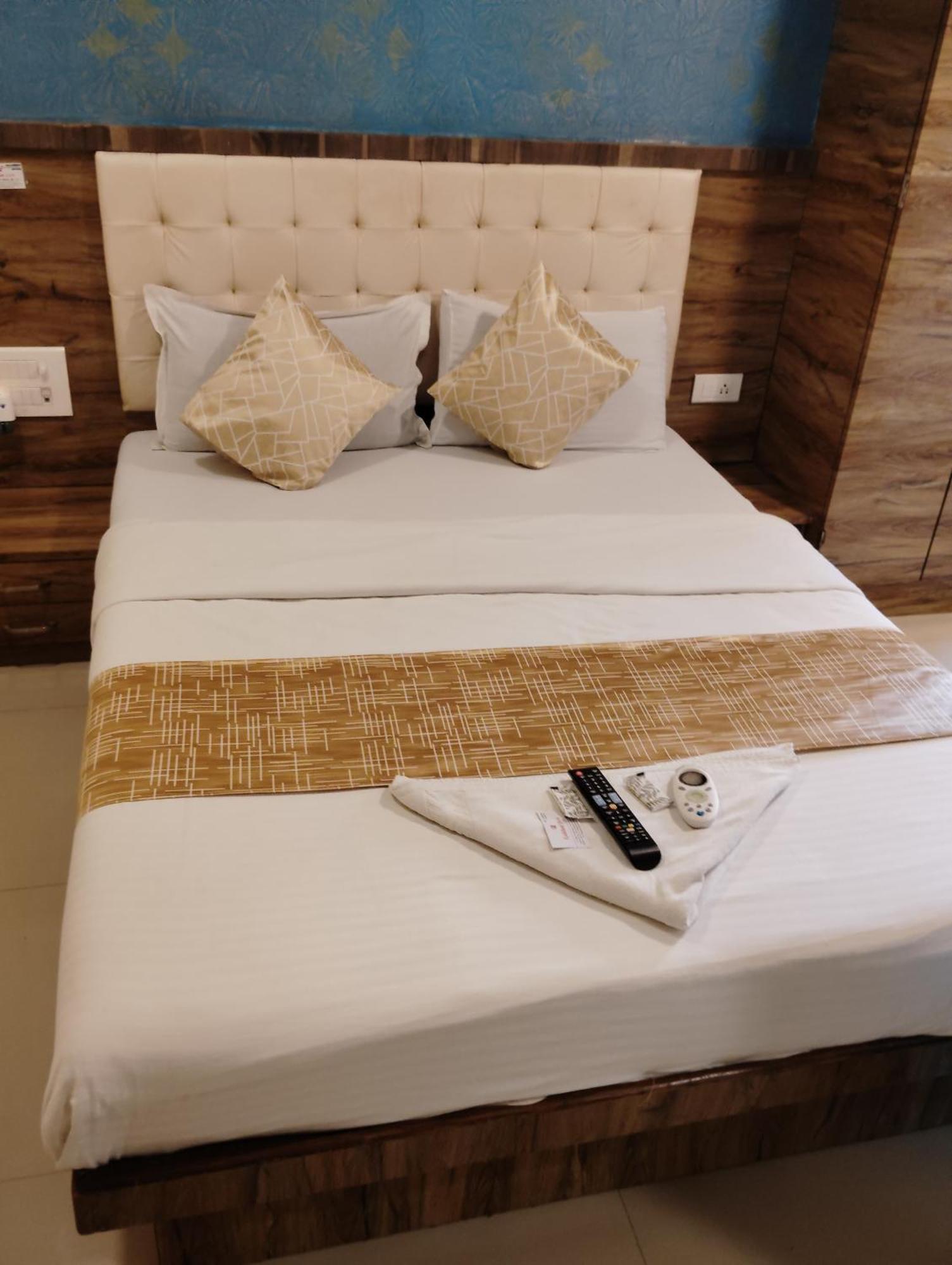 Hotel Crystal Park Near Nesco Exhibition Center 孟买 外观 照片