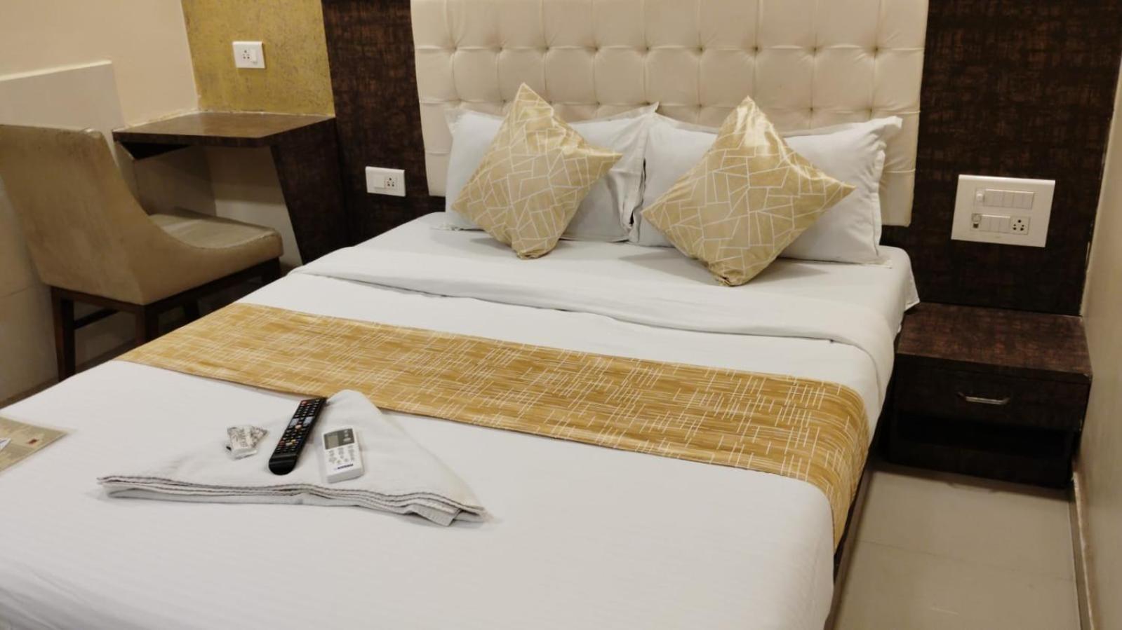 Hotel Crystal Park Near Nesco Exhibition Center 孟买 外观 照片