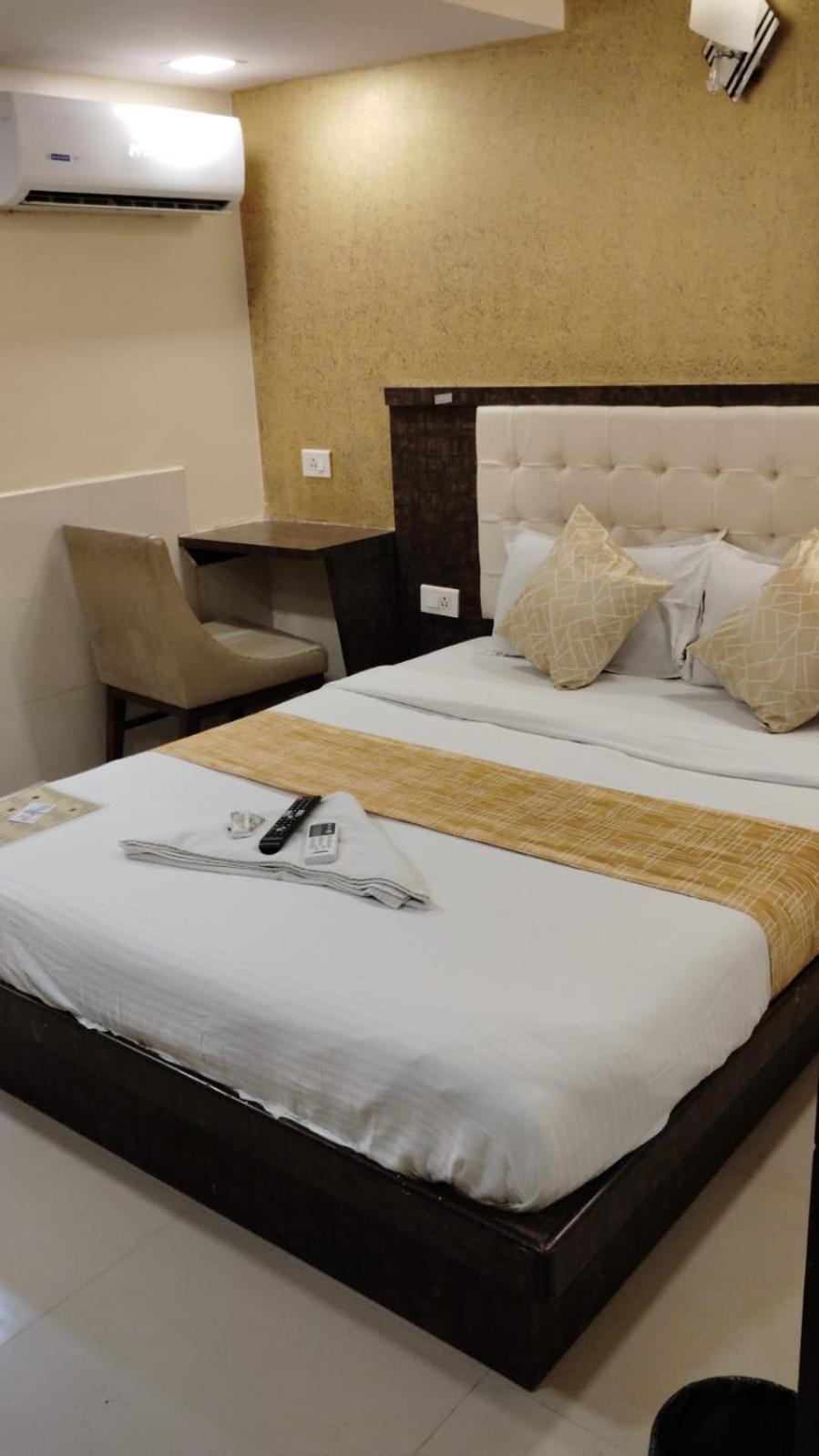 Hotel Crystal Park Near Nesco Exhibition Center 孟买 外观 照片