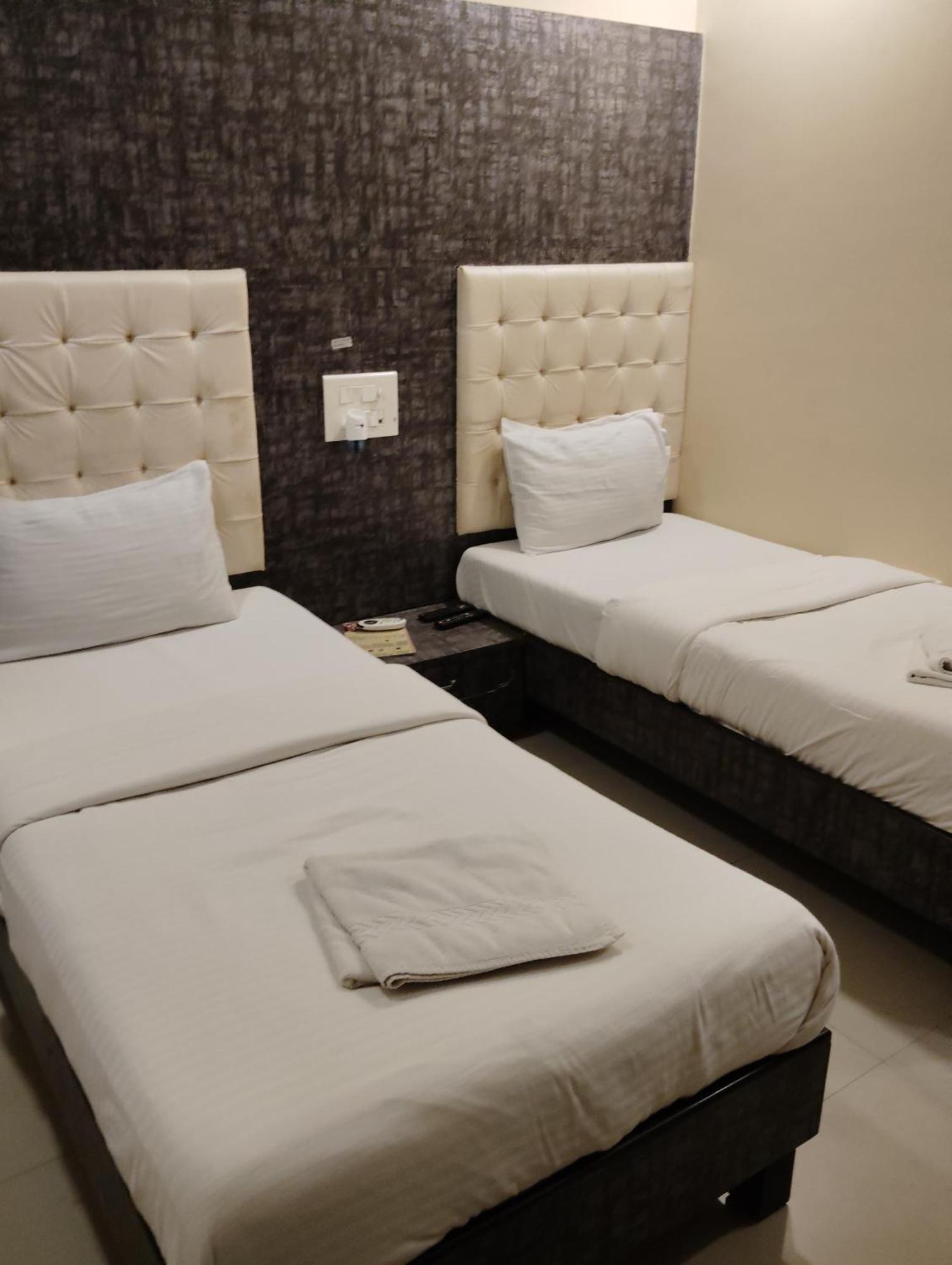 Hotel Crystal Park Near Nesco Exhibition Center 孟买 外观 照片