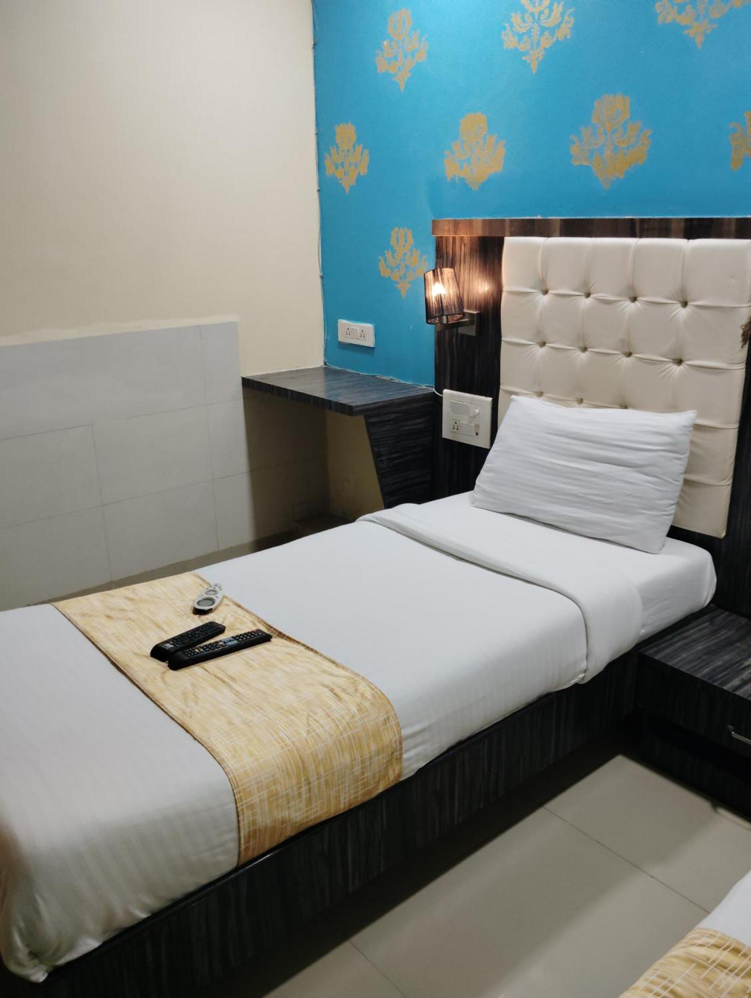 Hotel Crystal Park Near Nesco Exhibition Center 孟买 外观 照片