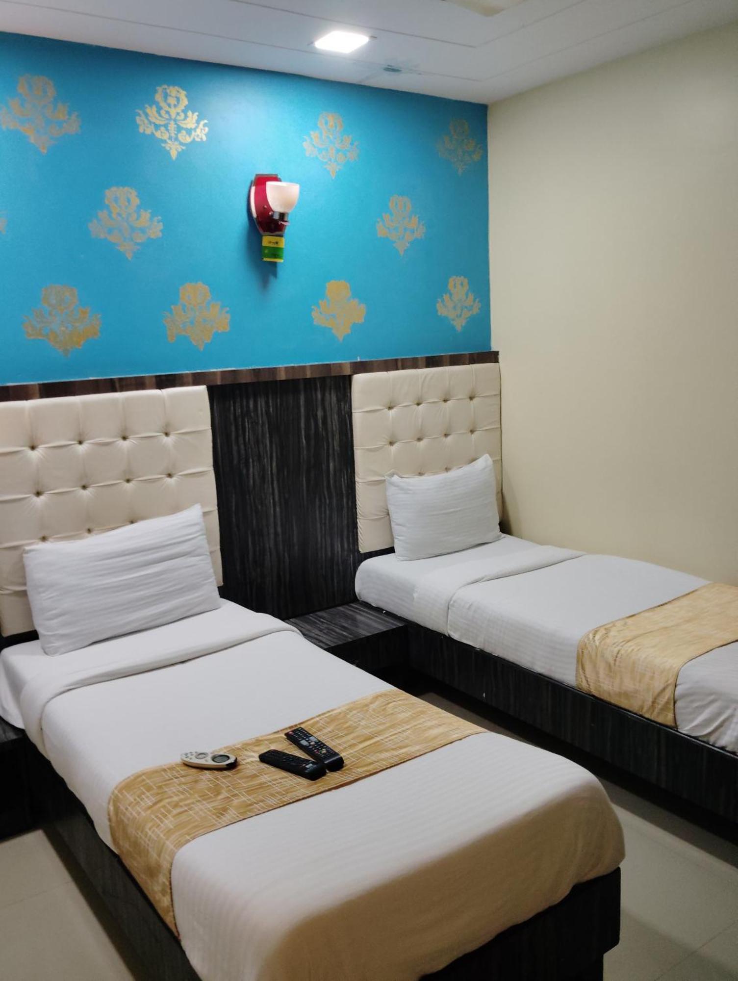 Hotel Crystal Park Near Nesco Exhibition Center 孟买 外观 照片