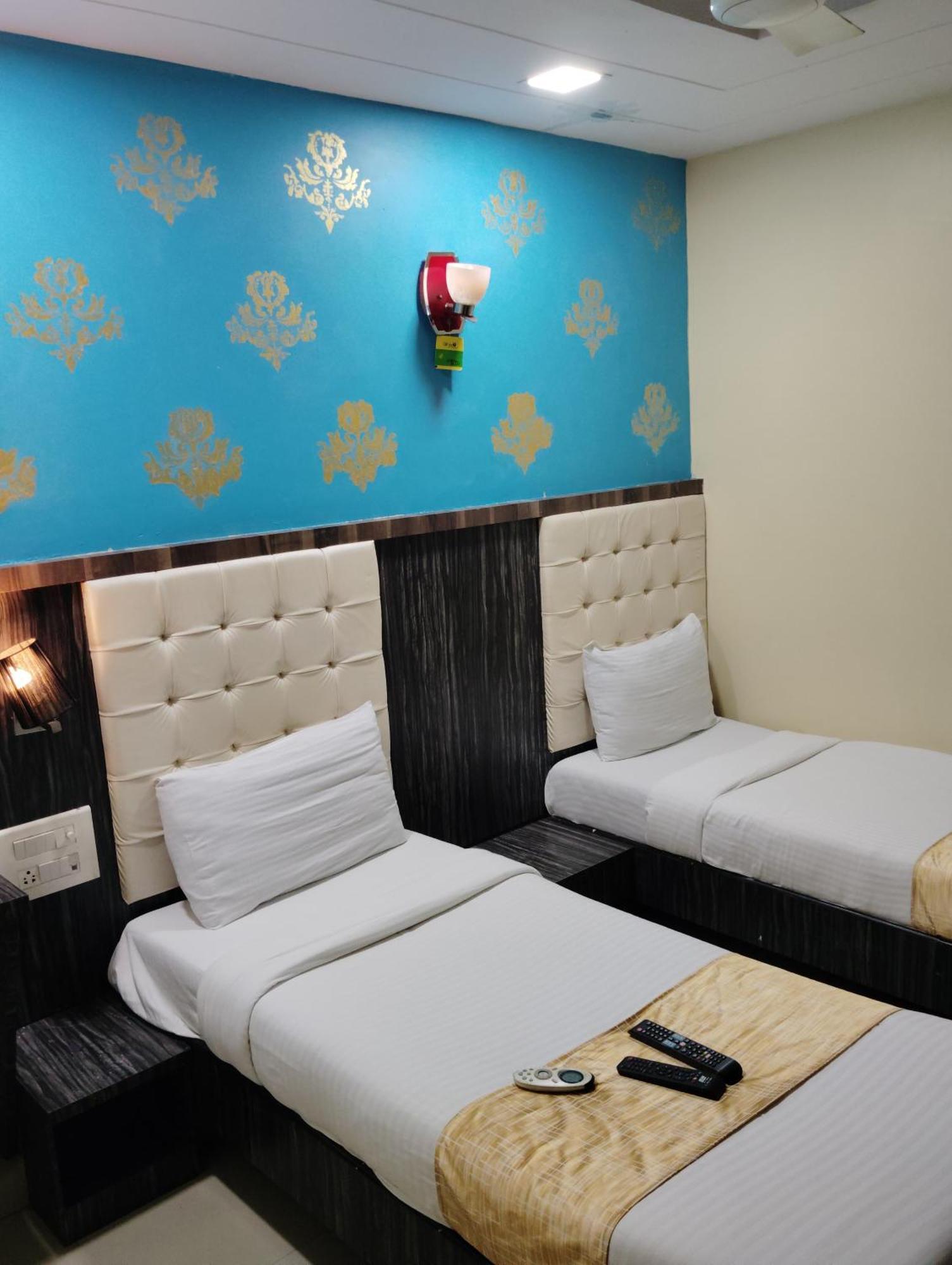 Hotel Crystal Park Near Nesco Exhibition Center 孟买 外观 照片