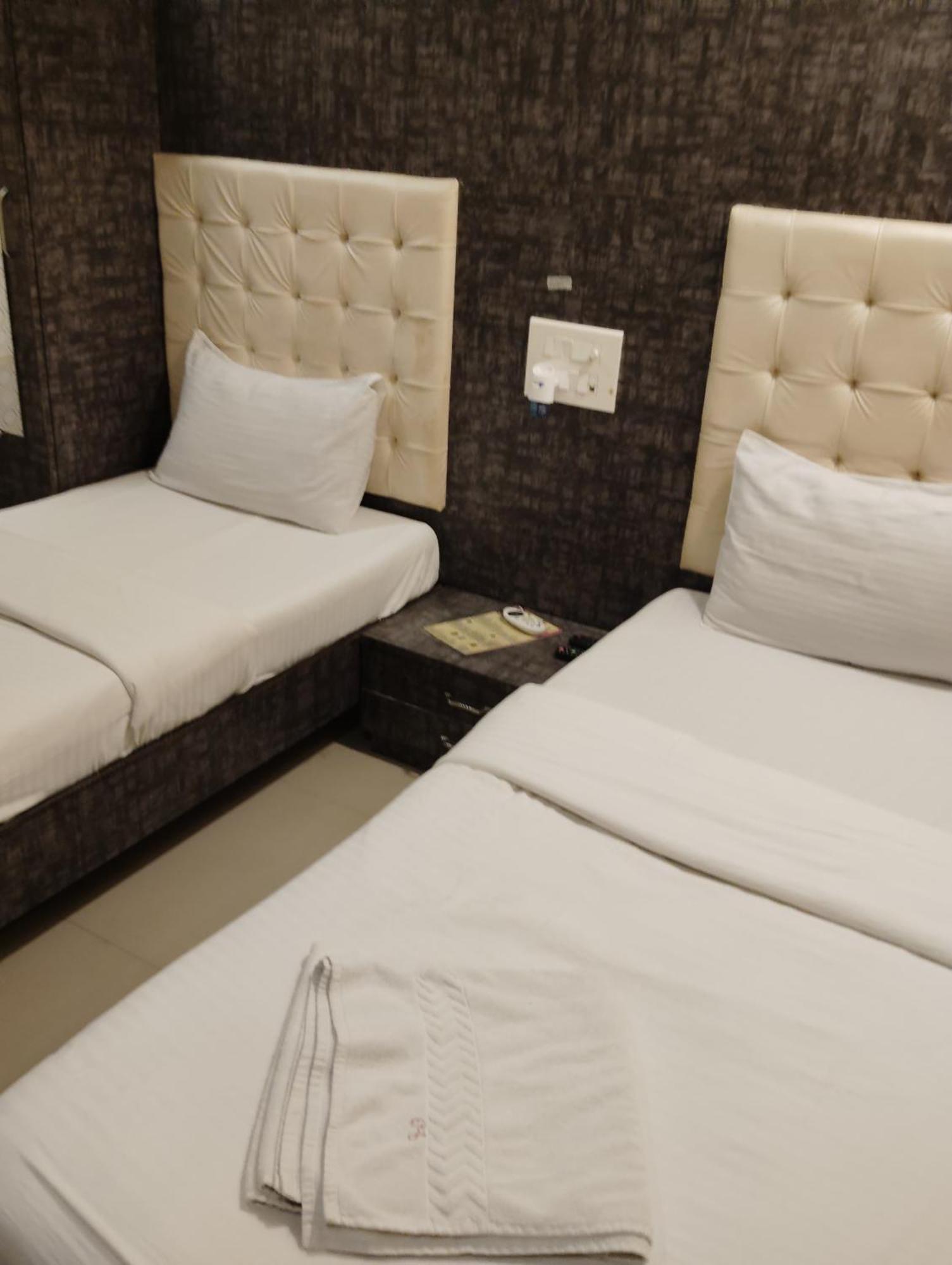 Hotel Crystal Park Near Nesco Exhibition Center 孟买 外观 照片