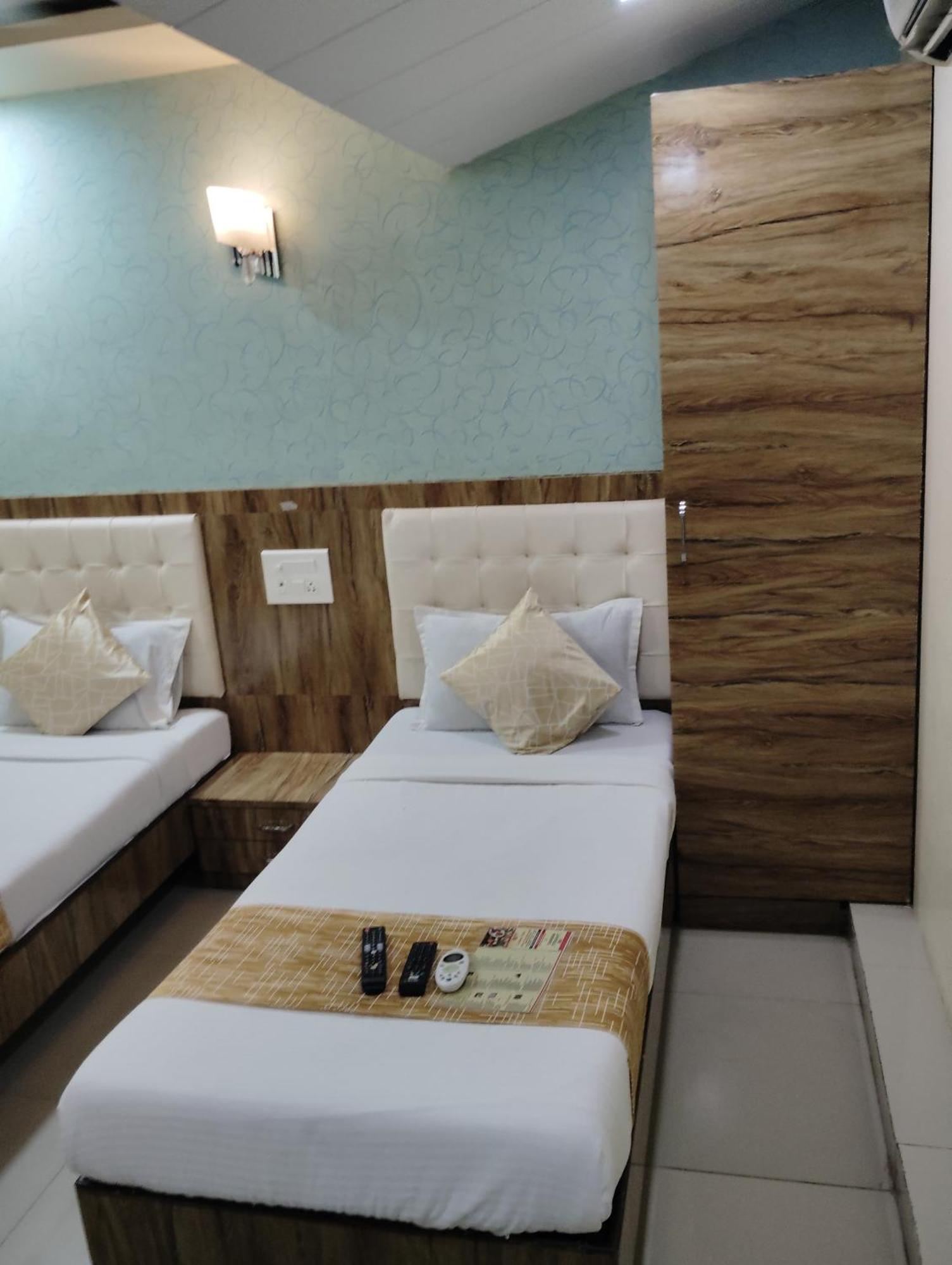 Hotel Crystal Park Near Nesco Exhibition Center 孟买 外观 照片