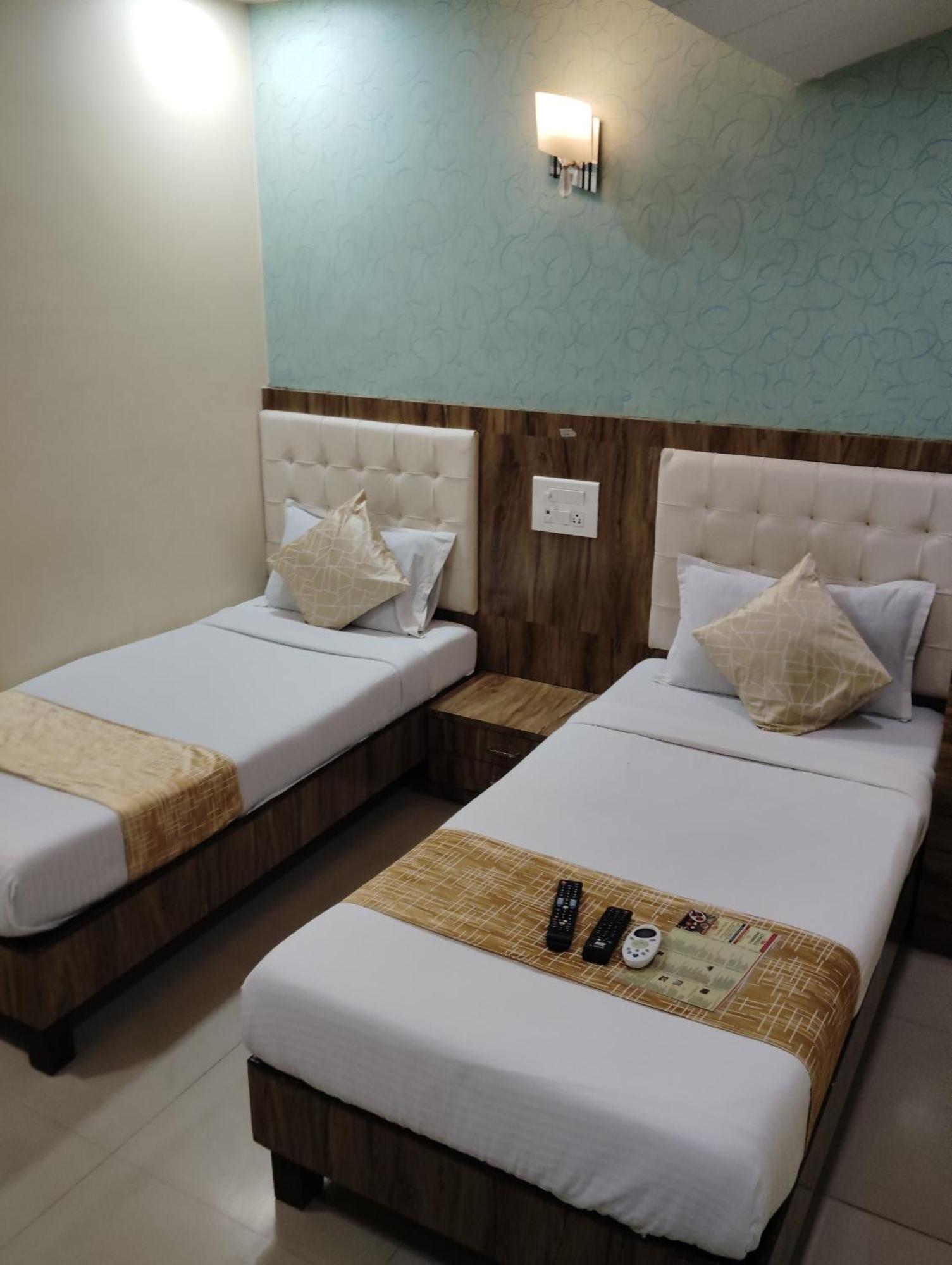 Hotel Crystal Park Near Nesco Exhibition Center 孟买 外观 照片