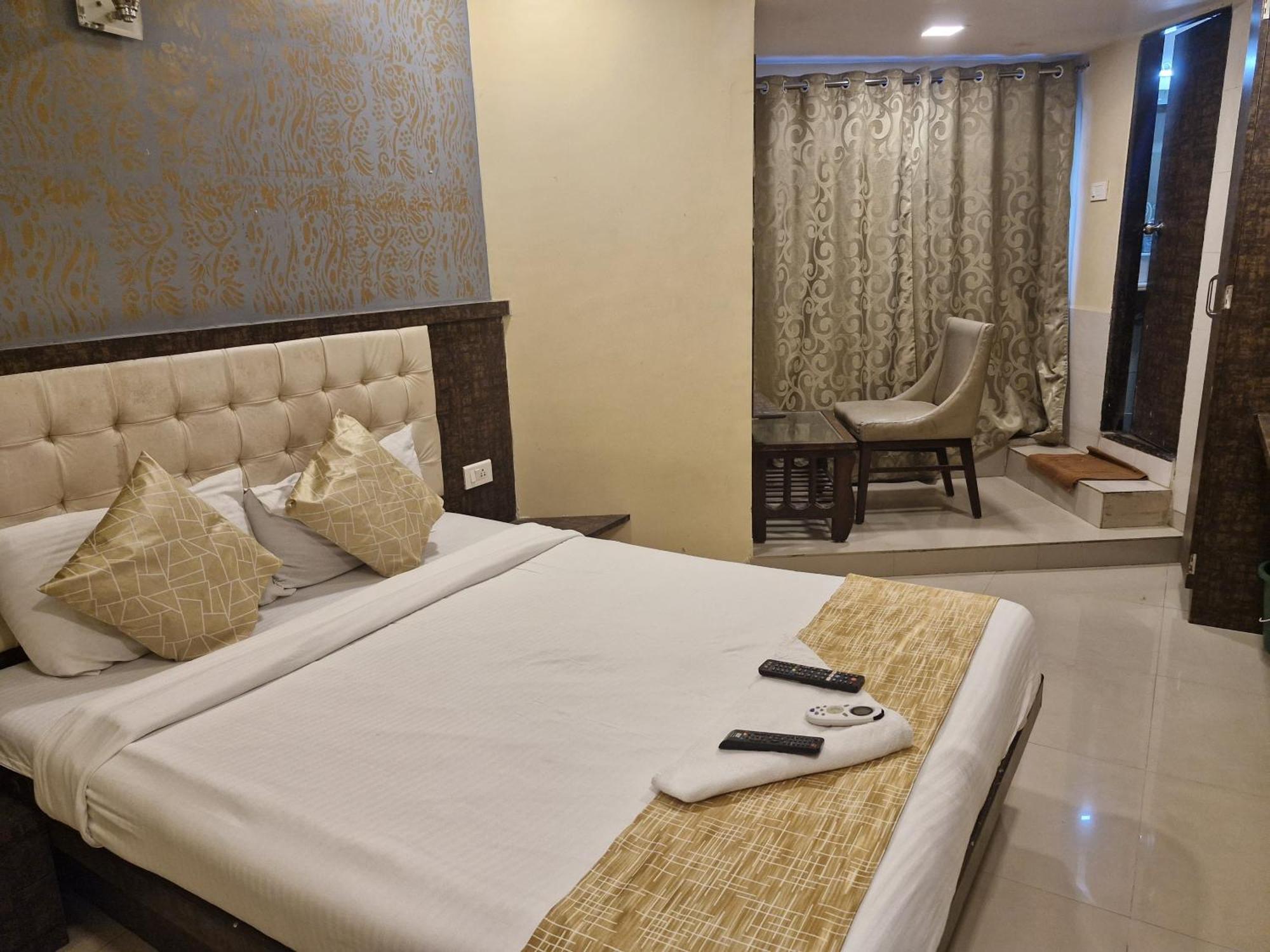 Hotel Crystal Park Near Nesco Exhibition Center 孟买 外观 照片