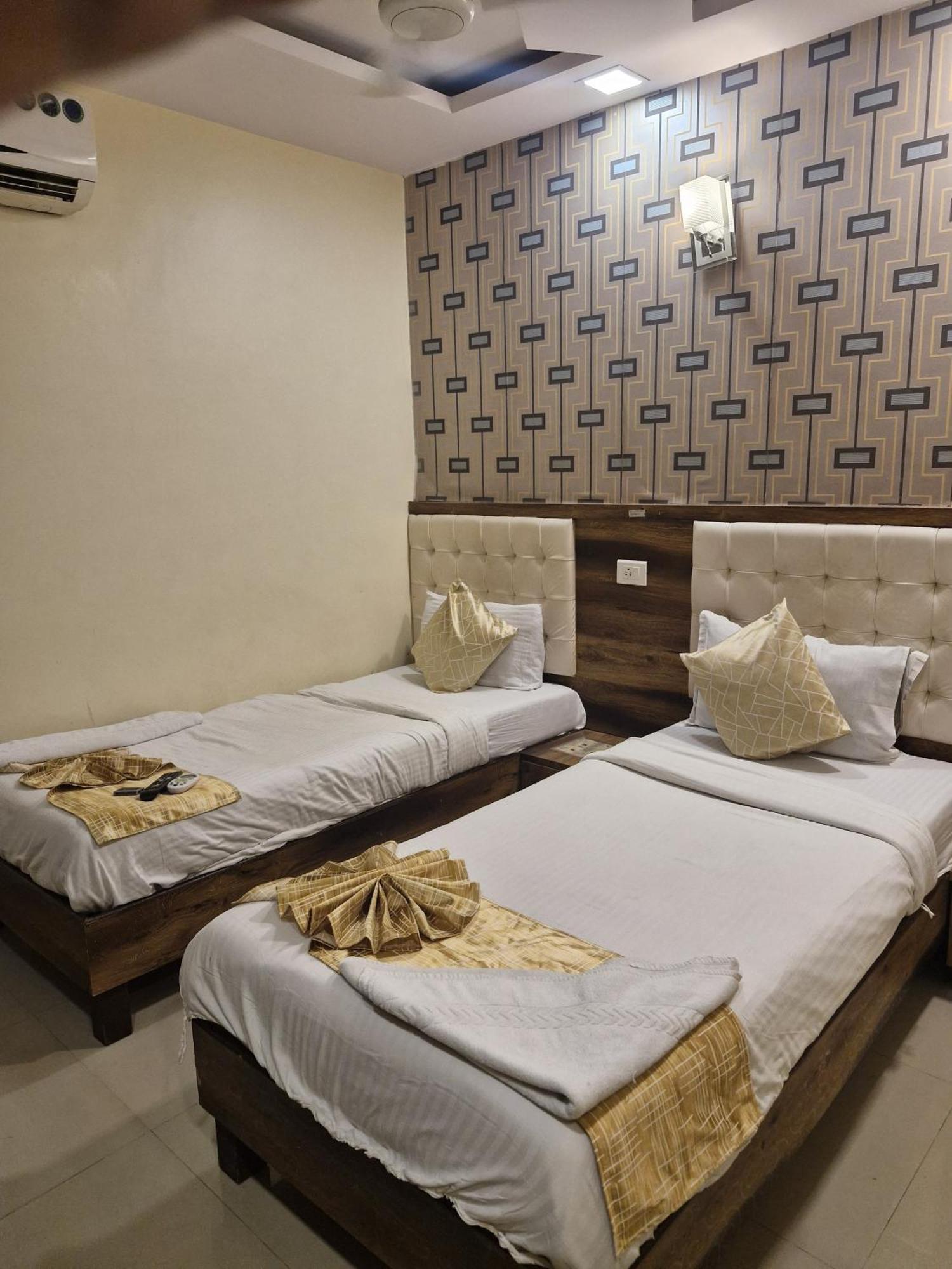Hotel Crystal Park Near Nesco Exhibition Center 孟买 外观 照片