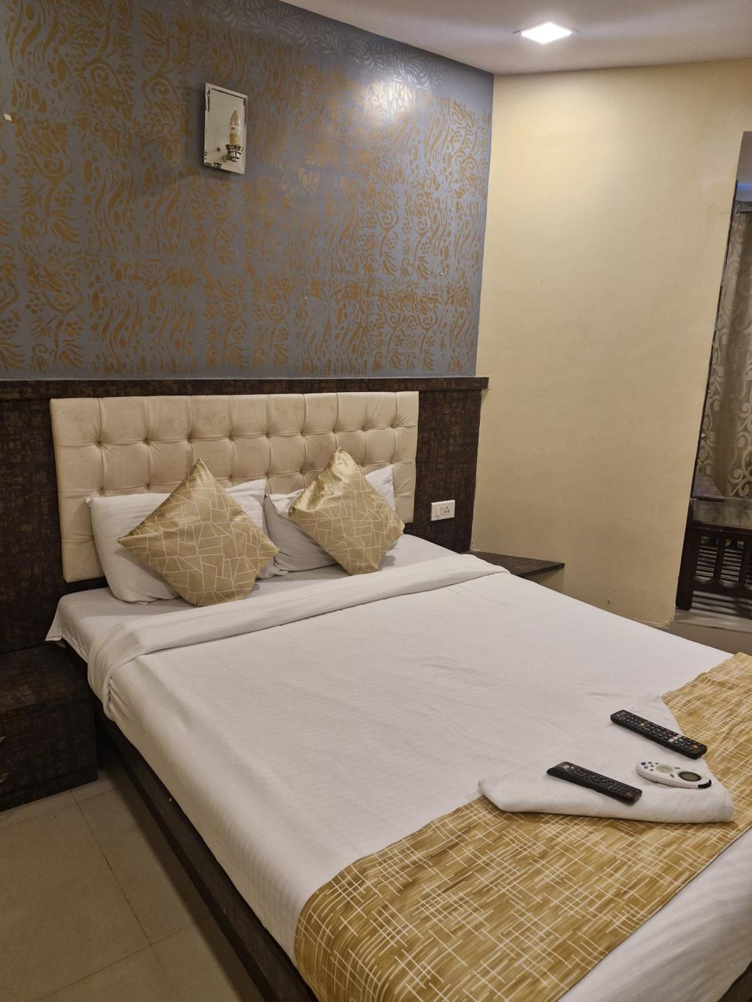 Hotel Crystal Park Near Nesco Exhibition Center 孟买 外观 照片