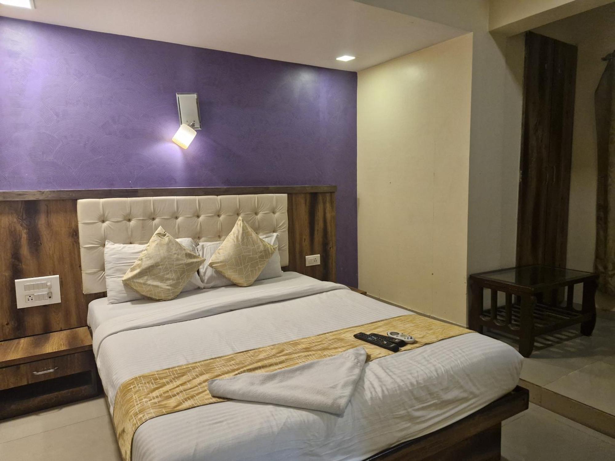 Hotel Crystal Park Near Nesco Exhibition Center 孟买 外观 照片