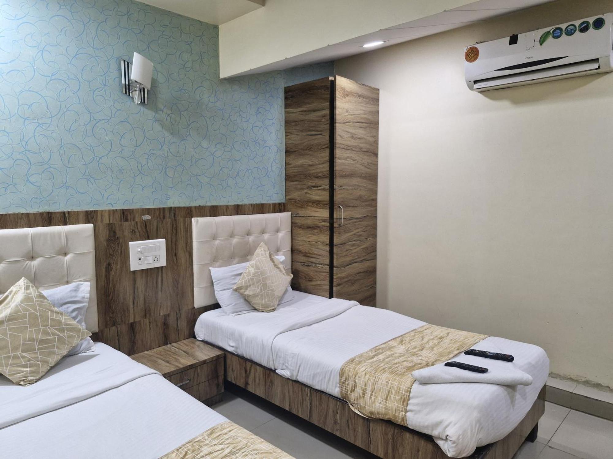 Hotel Crystal Park Near Nesco Exhibition Center 孟买 外观 照片