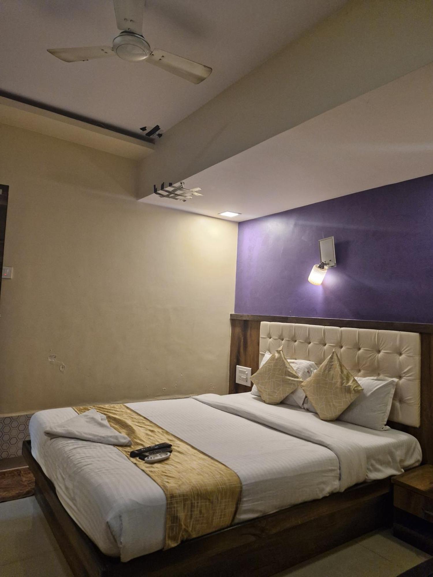 Hotel Crystal Park Near Nesco Exhibition Center 孟买 外观 照片