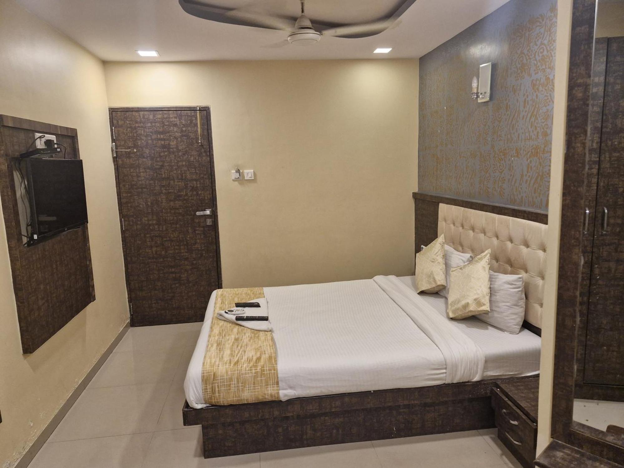 Hotel Crystal Park Near Nesco Exhibition Center 孟买 外观 照片