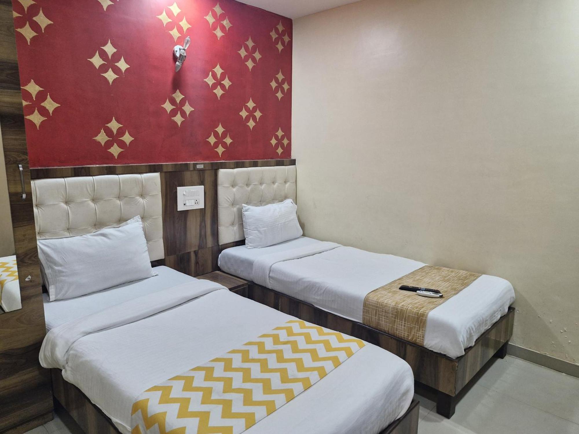 Hotel Crystal Park Near Nesco Exhibition Center 孟买 外观 照片