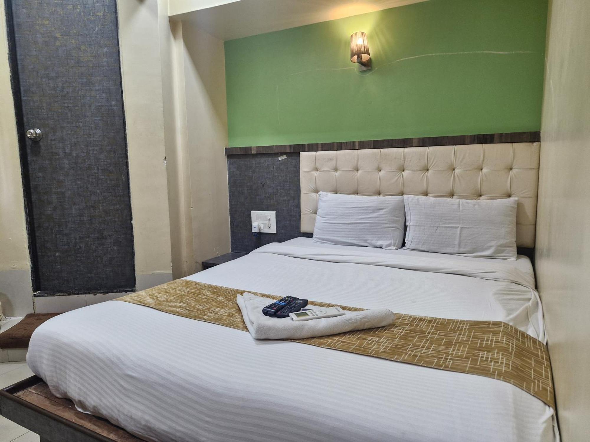 Hotel Crystal Park Near Nesco Exhibition Center 孟买 外观 照片