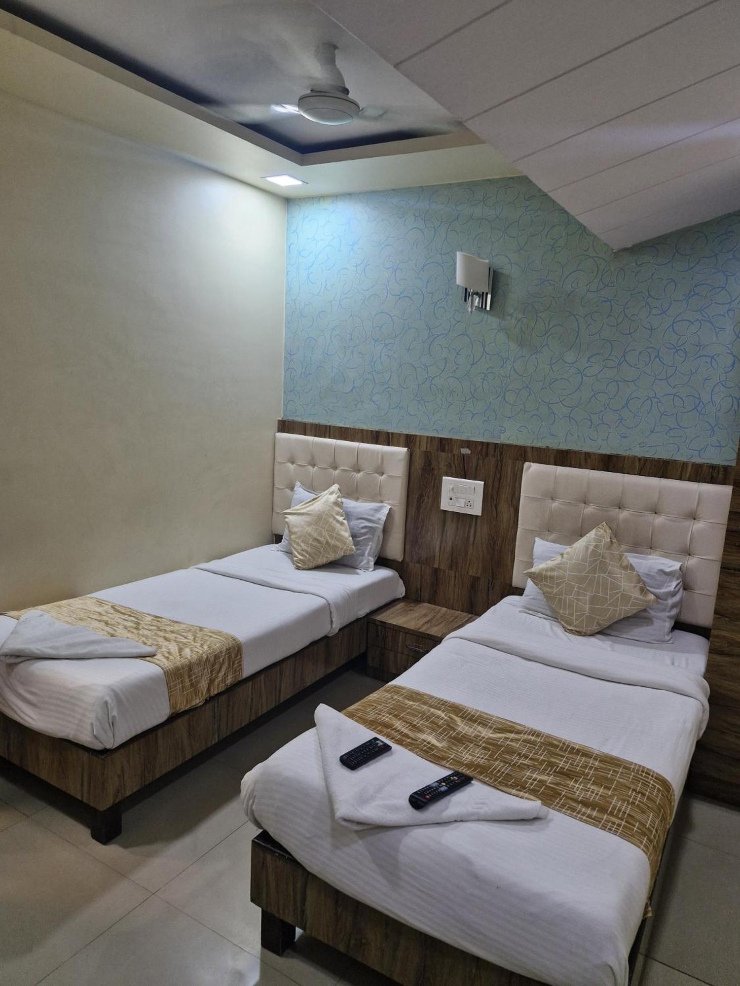 Hotel Crystal Park Near Nesco Exhibition Center 孟买 外观 照片