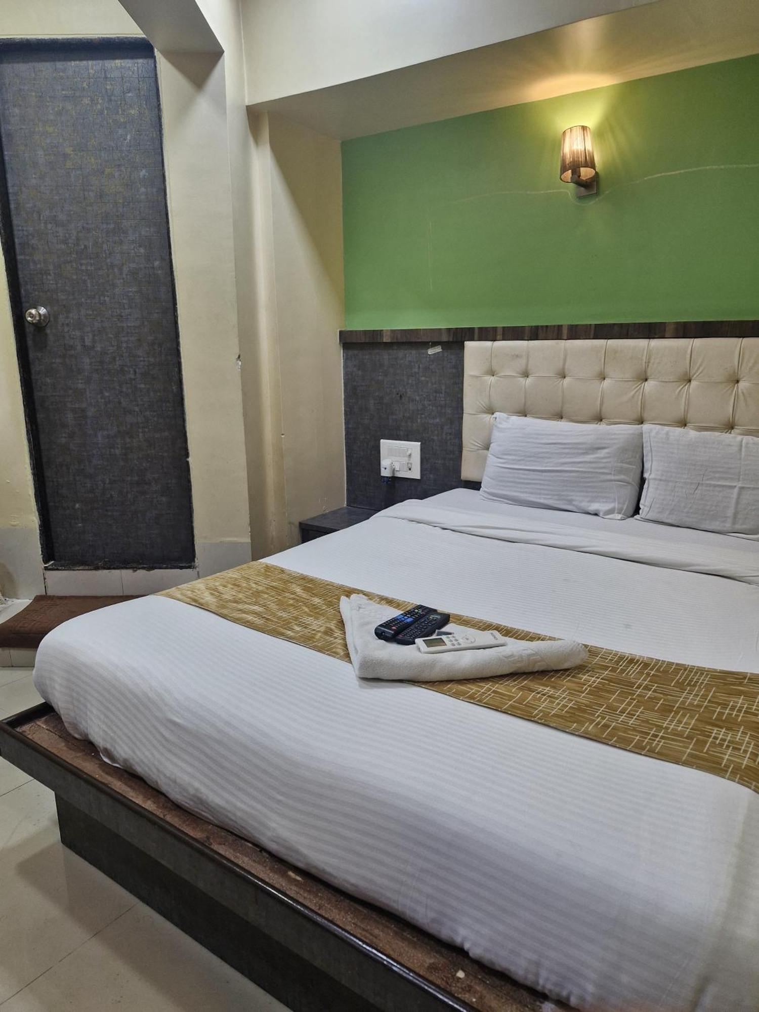 Hotel Crystal Park Near Nesco Exhibition Center 孟买 外观 照片