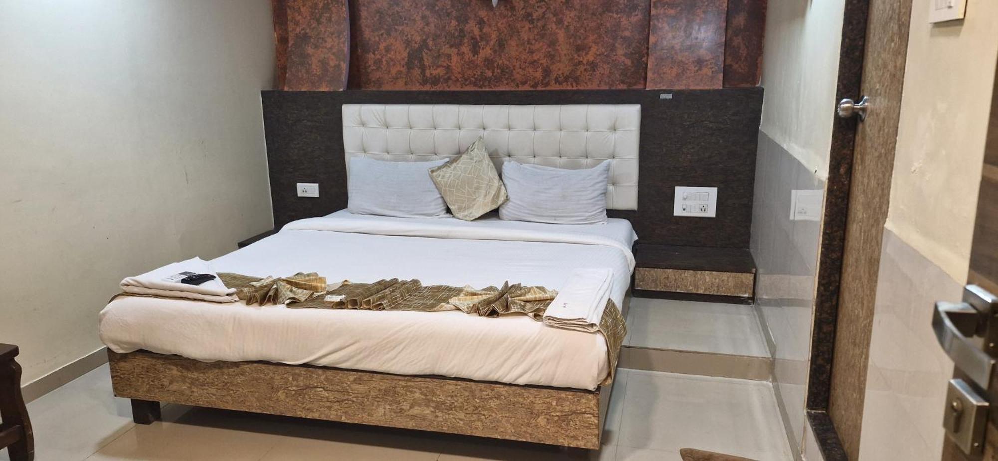 Hotel Crystal Park Near Nesco Exhibition Center 孟买 外观 照片