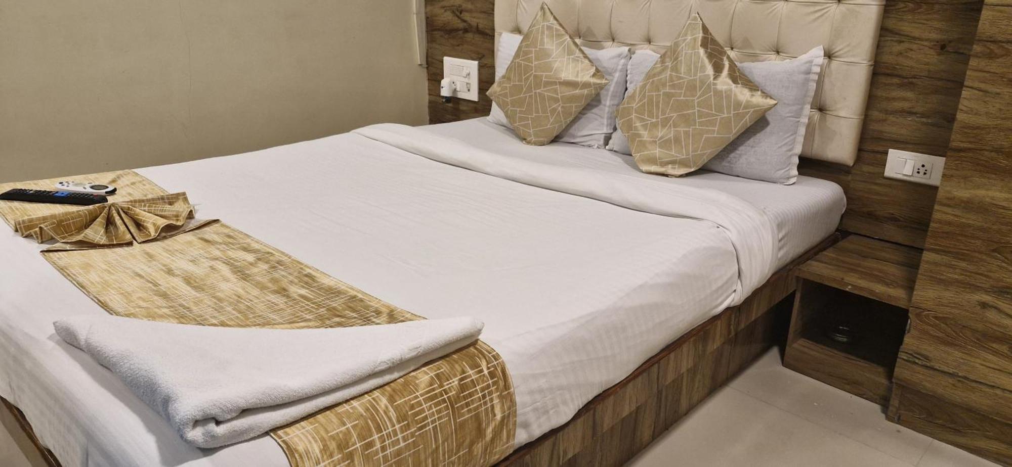 Hotel Crystal Park Near Nesco Exhibition Center 孟买 外观 照片