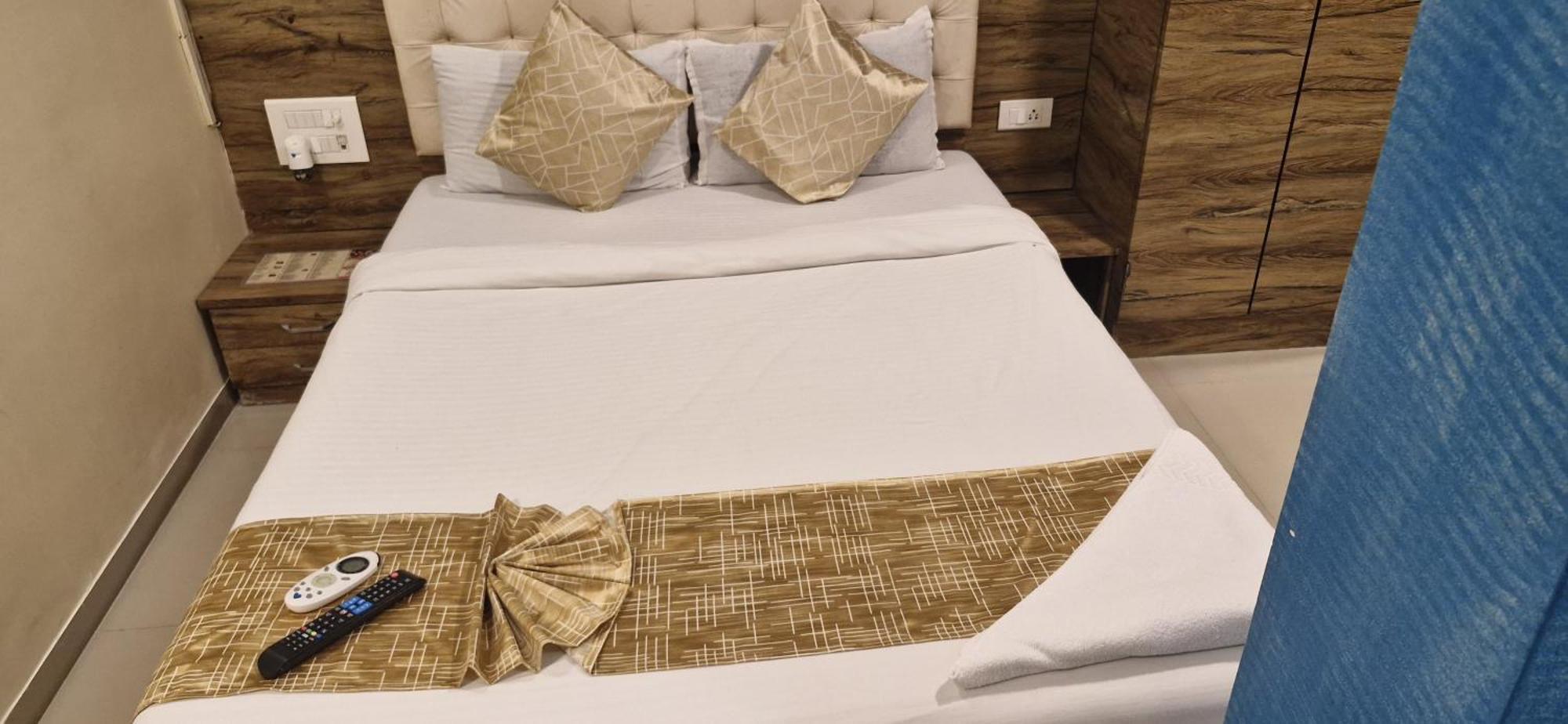 Hotel Crystal Park Near Nesco Exhibition Center 孟买 外观 照片
