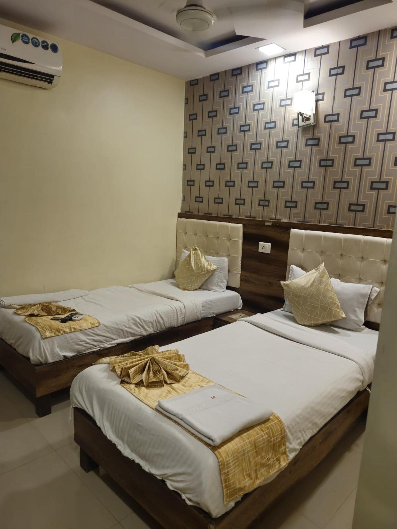 Hotel Crystal Park Near Nesco Exhibition Center 孟买 外观 照片